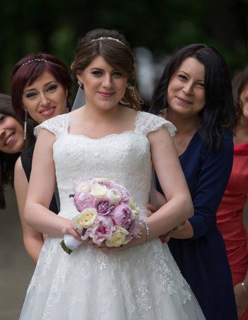 Mihaela, o mamica fericita si fermecatoare in rochia de mireasa