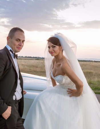 Oana, o mireasa gingasa intr-o rochie superba
